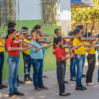 Imagem miniaturizada de crianças tocando violino em uma escola