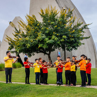 Image miniaturizada de crianças tocando violino em Trancoso-BA.