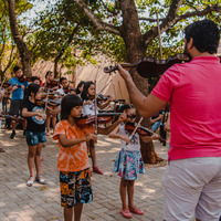 Imagem miniaturizada de crianças tocando na nova estrutura do projeto